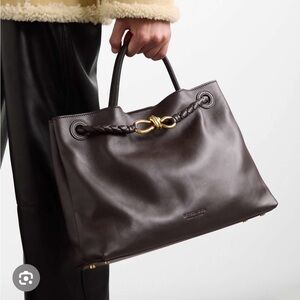 BOTTEGA VENETA 
Andiamo medium leather tote